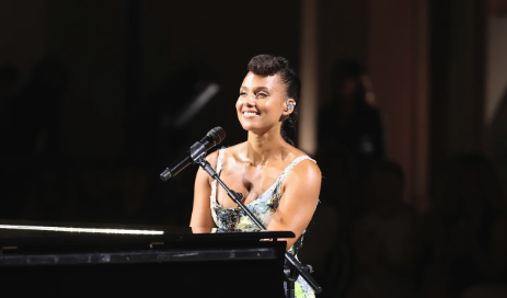 Alicia Keys Turns Milan’s Galleria Into a Stage With Stunning Live Performance
